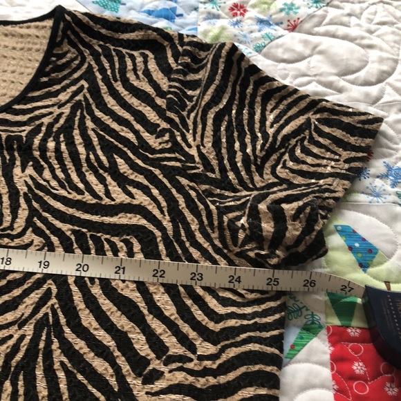 Jaclyn Smith Animal Print Blouse. - Picture 6 of 8